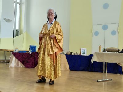 Sr. Elisabeth erzählte das Märchen "Der süße Brei"