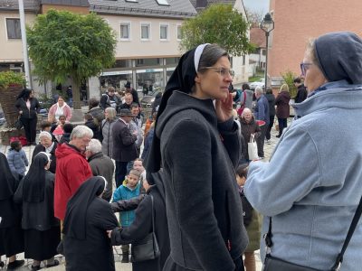 Vor der Kirche Begegnungen